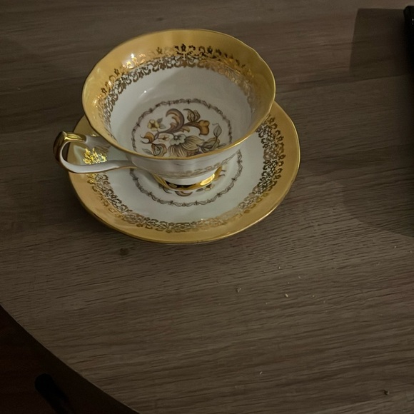Special tea cup and saucer - Picture 1 of 3